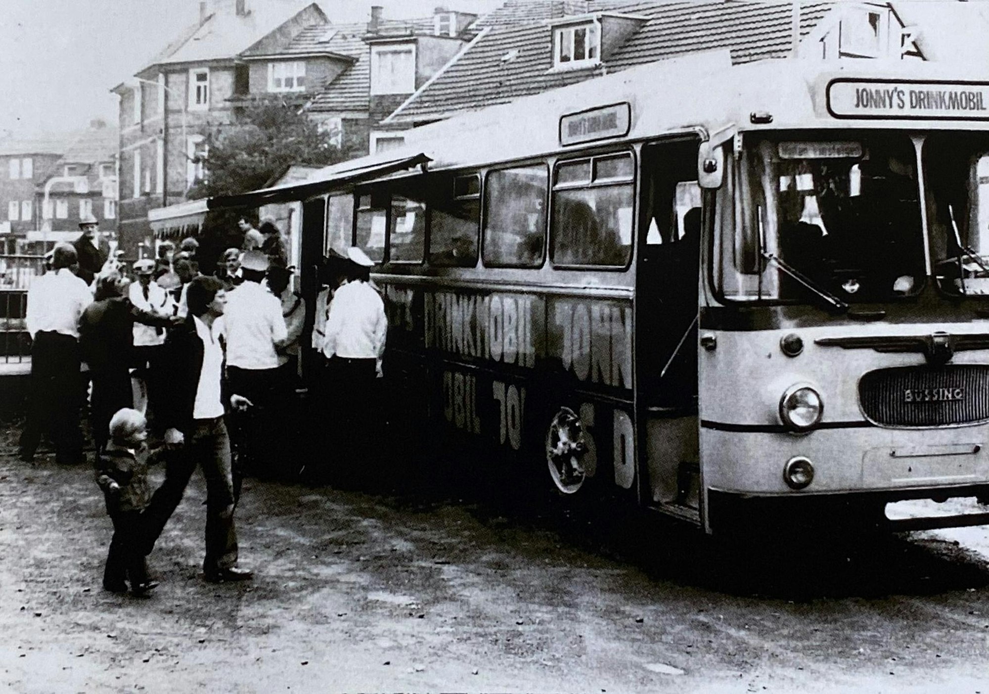 Ein alter Bus, der „Drinkmobil“ heiß.