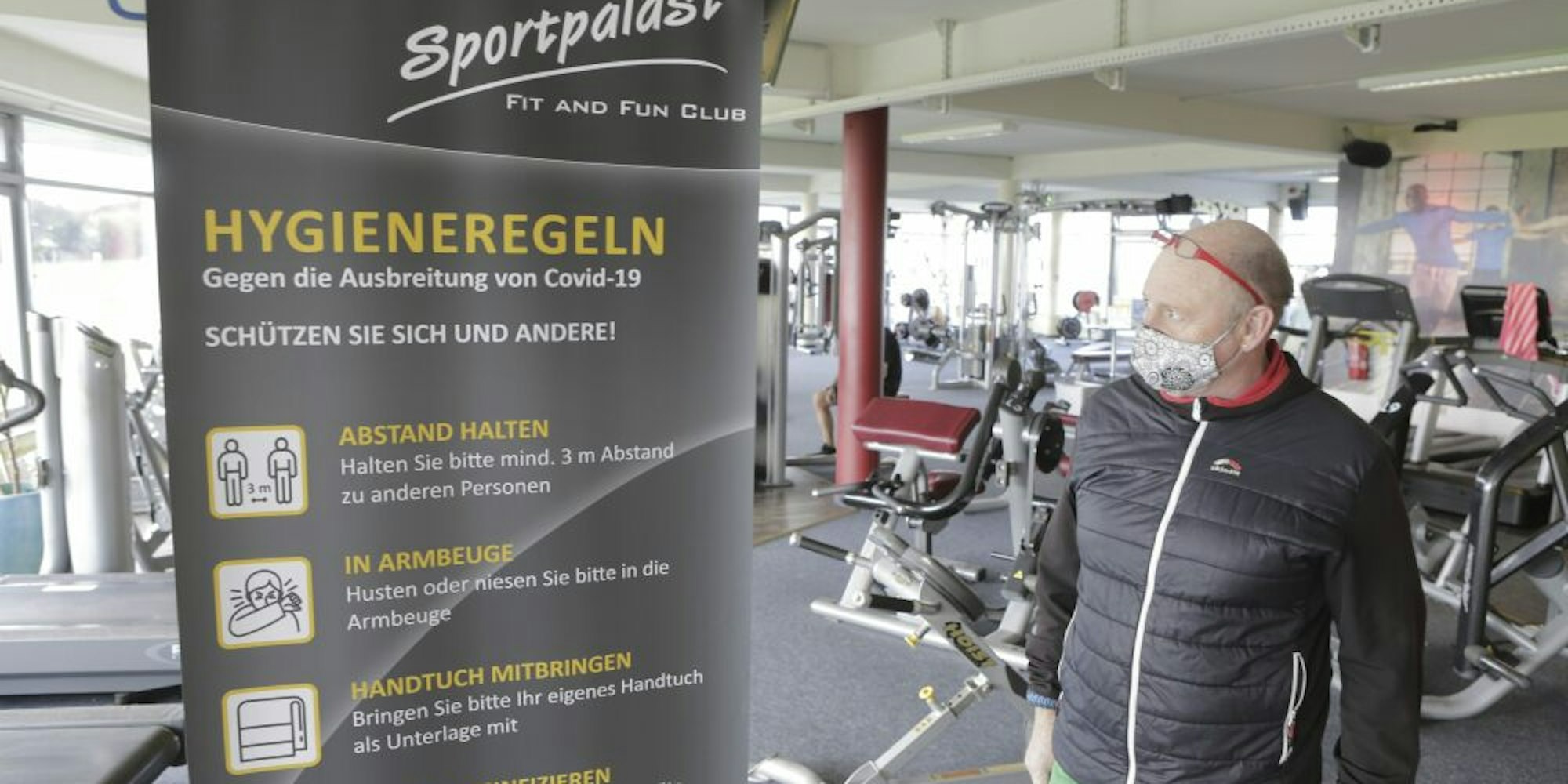 listet die Hygieneregeln im Lindlarer Sportpalast auf, hier mit Wolfgang Feykens aus der Geschäftsführung.