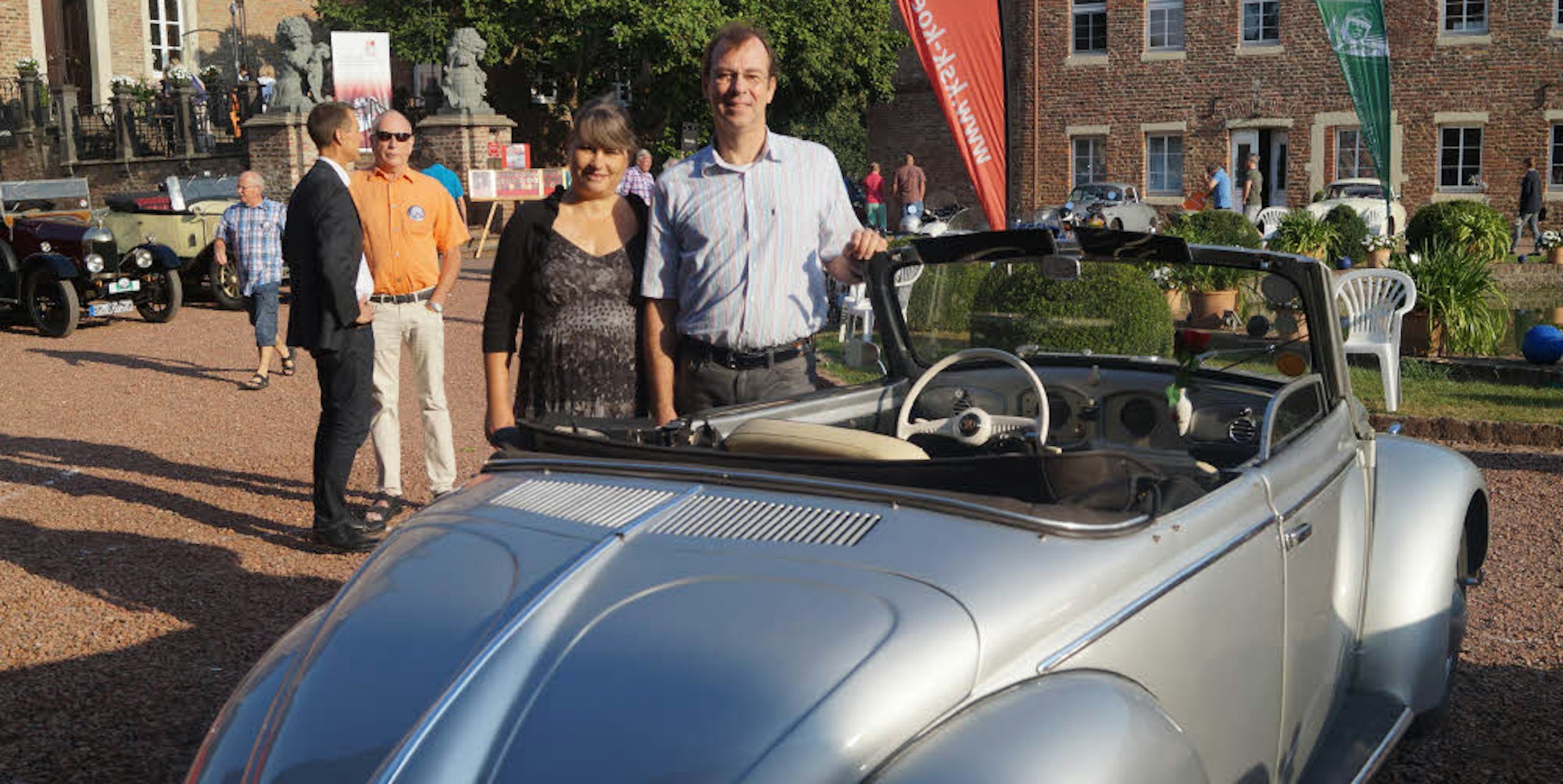 Sieht fast aus wie ein VW-Käfer, ist aber keiner: Christoph Schultz und Ehefrau Petra Ruck-Schultz fahren einen Volkswagen Hebmüller C.