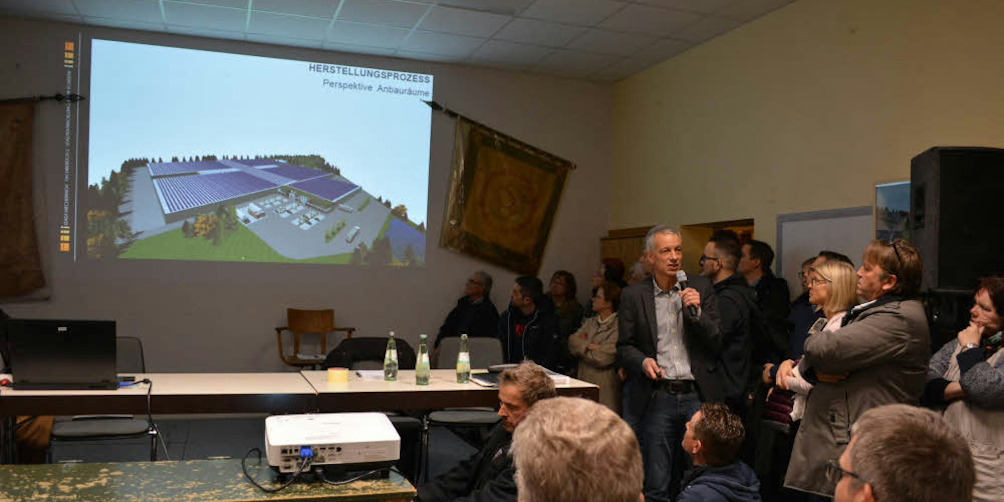Die Projekte, hier die geplante Champignonzucht, stellte Stadtplaner Thomas Schiefer (am Mikrofon) vor.