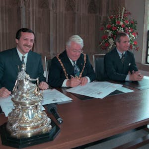 Am 9. Mai 1997 unterzeichnen die Oberbürgermeister Recep Tayyip Erdogan (l.) und Norbert Burger den Vertrag über die Partnerschaft zwischen Istanbul und Köln. Rechts sitzt Burkhard von der Mühlen, er vertrat Oberstadtdirektor Lothar Ruschmeier.