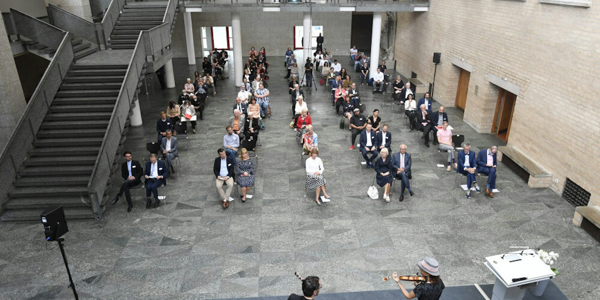 Das Duo Topolino spielt beim Empfang in der Piazzetta im Kölner Rathaus.