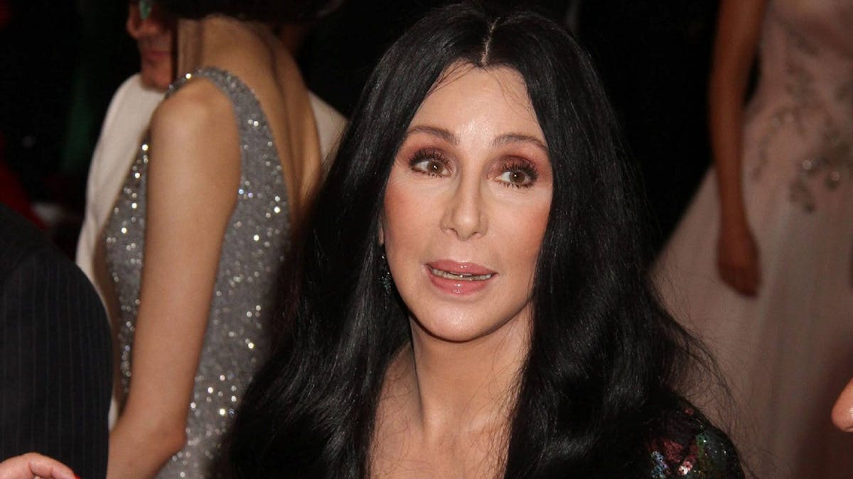 Cher bei einer Gala im Mai 2015. Die Pop-Diva hat schon mal glücklicher ausgesehen.