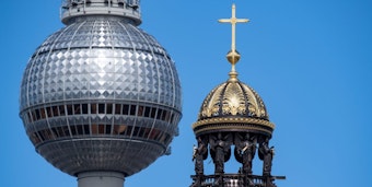 Die Kuppel des Stadtschlosses vor dem Berliner Funkturm