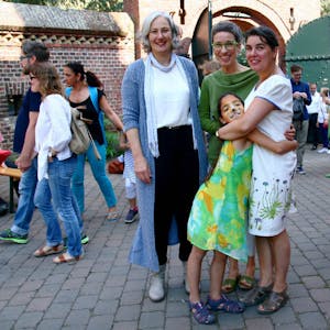Die Trauerbegleiterinnen Anja Schmidt (l.) und Johanna Koslowsky (Mitte) mit Grace (8) und ihrer Mutter Alexandra Ventura