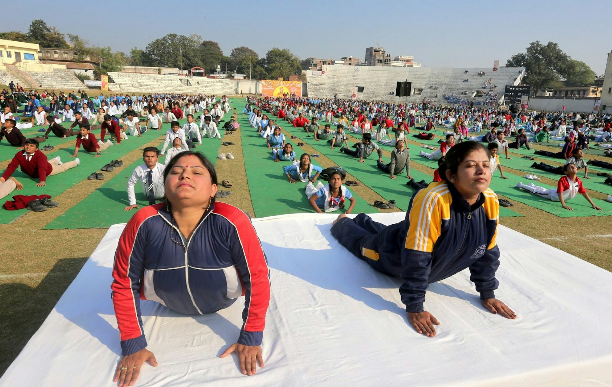 Yoga aus aller Welt: Lehrer und Schüler einer ganz normalen staatlichen Schule in Indien beim Yoga.