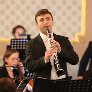 Als Solist begleitete der armenische Klarinettist Davit Sarukhanyan das Orchester.