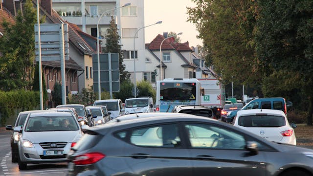 Auf der Römerstraße in Brühl wurden die Autofahrer auf die Geduldsprobe gestellt. Der Verkehr staute sich gestern Morgen bis Hürth.