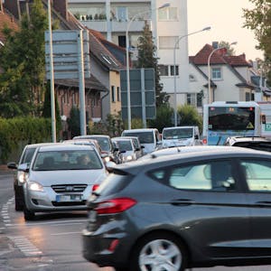 Auf der Römerstraße in Brühl wurden die Autofahrer auf die Geduldsprobe gestellt. Der Verkehr staute sich gestern Morgen bis Hürth.