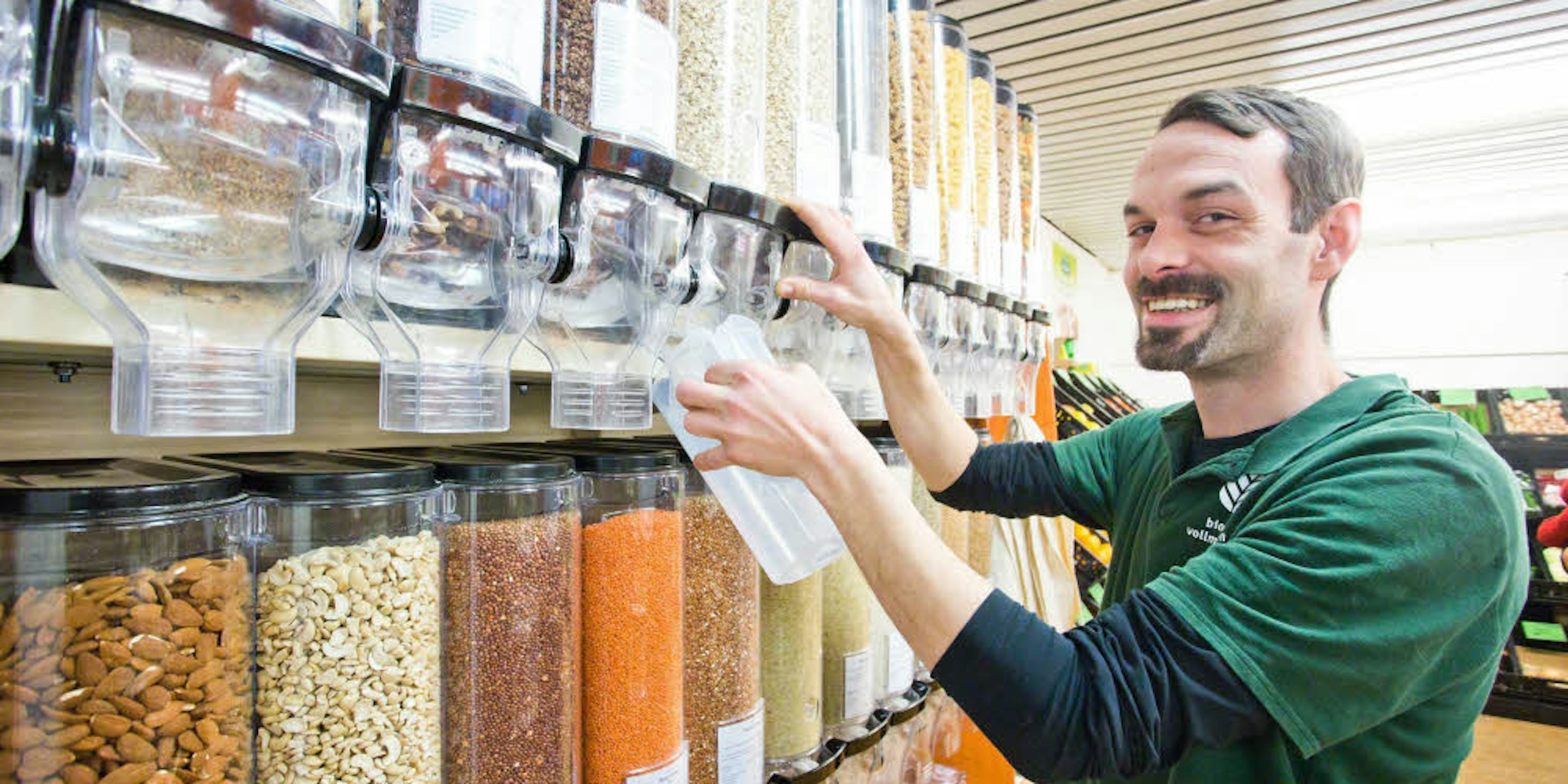 Ganz einfach in die mitgebrachte Dose abfüllen kann man die unverpackten Lebensmittel im Biomarkt von Dennis Stroezel.