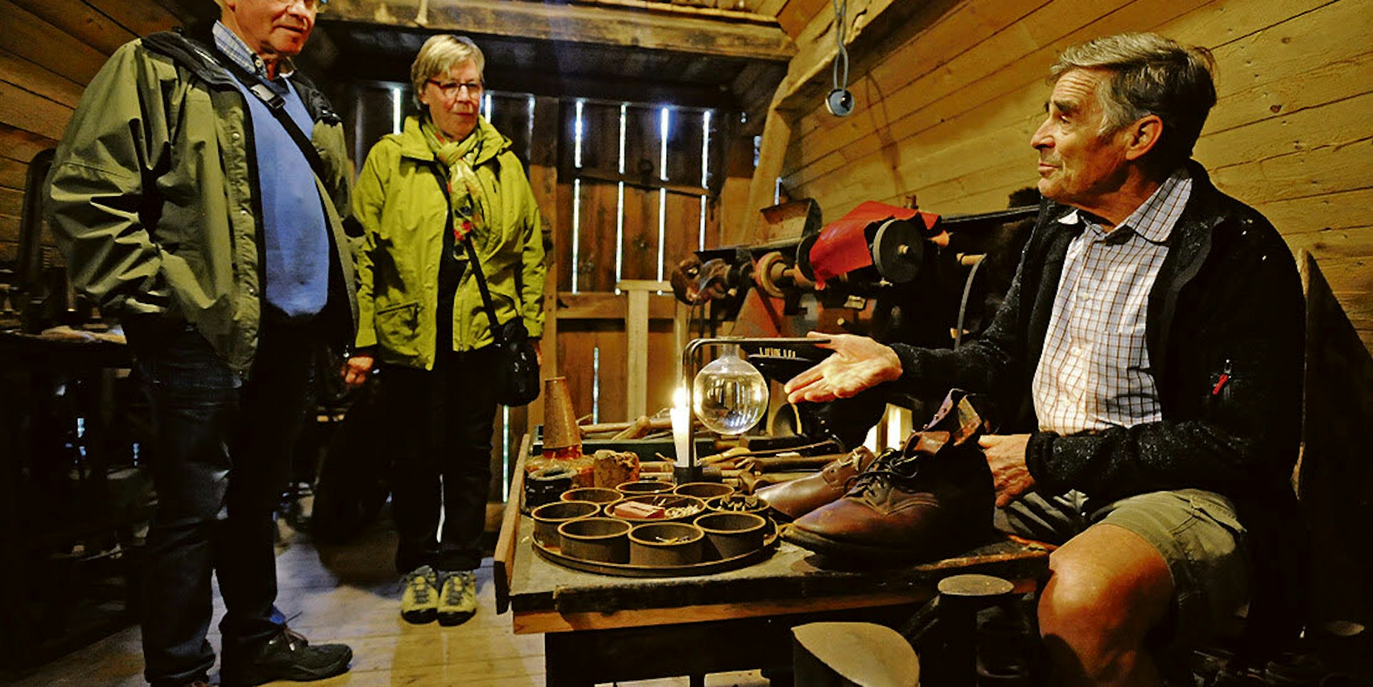 Faszinierender Blick auf die Vergangenheit am Tag des Offenen Denkmals: Armin Busch erklärt Besuchern der Lambertsmühle die Herstellung von Schuhen in früheren Zeiten.