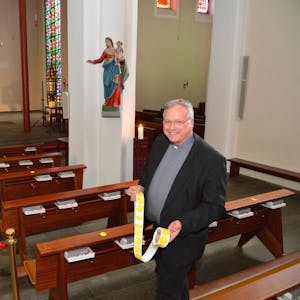 Pfarrer Winfried Kissel hält Abstandsmarkierungen für die katholische Kirche St. Johann Baptist in Refrath parat. Er wird erst nach dem 6. Mai über öffentliche Gottesdienste entscheiden.