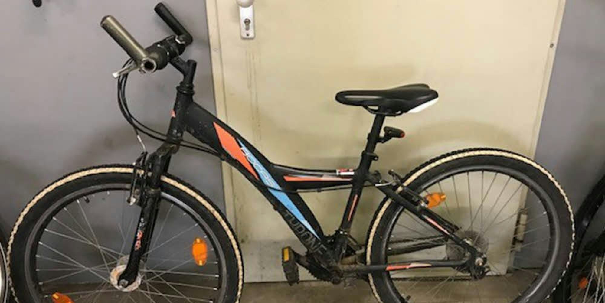 Die Polizei Köln sucht den Eigentümer dieses Fahrrads, das die mutmaßlichen Diebe dabei hatten. 