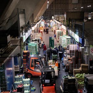Die Händler im Großmarkt in Raderberg klagen über die Informationspolitik der Stadt.