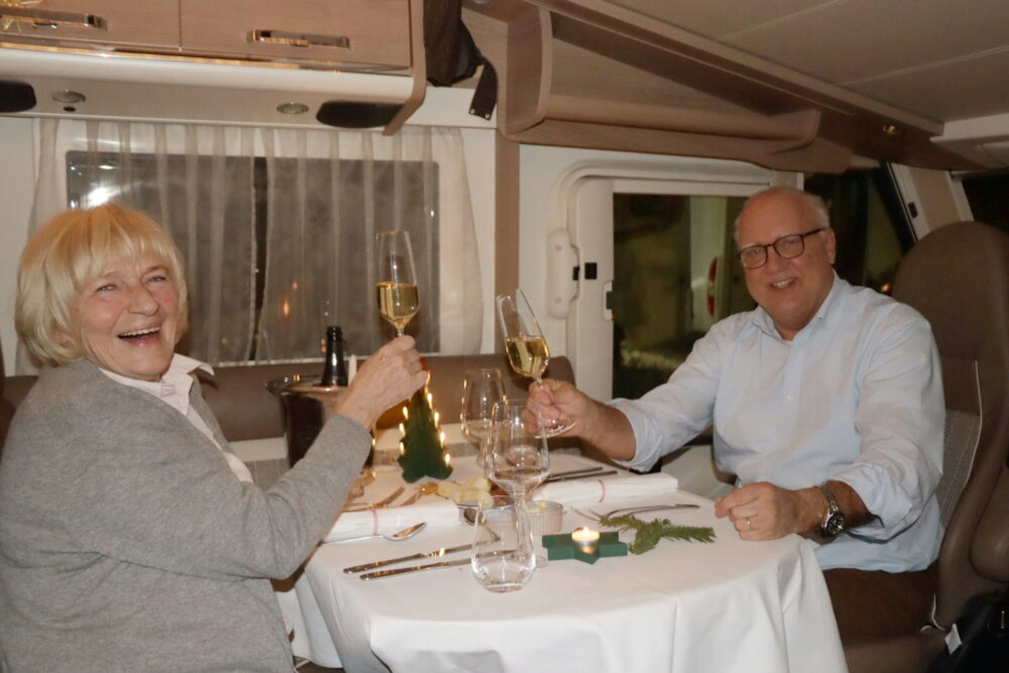 Dinner for Two: Josefine und Hans-Werner Bartsch genossen das Menü im eigenen Wohnmobil.