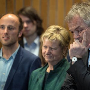 Sylvia Löhrmann (m.) 2017 mit dem damaligen Landesvorsitzenden Sven Lehmann (l.), sowie NRW-Umweltminister Johannes Remmel (r.) bei einem Statement zur Lage der Grünen.