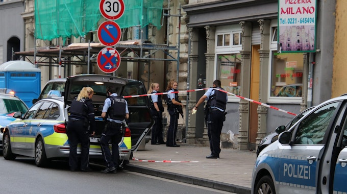 Kölner Polizei bei einem Einsatz auf der Berliner Straße in Köln-Mülheim
