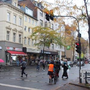 Die Ampel-Kreuzung Wilhelmstraße mit charakteristischer Fußgängerquerung bleibt erhalten.