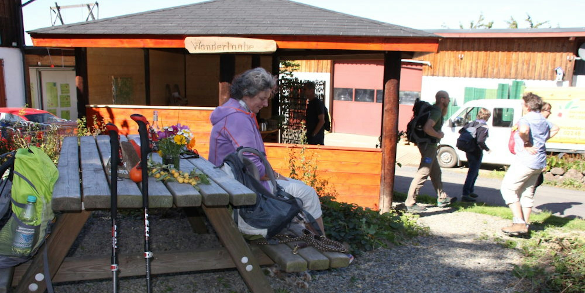 Zu den ersten Gästen an der Hütte des Biohofs Hüsgen gehörte Marianne Kihm mit ihrem Hund Davo.