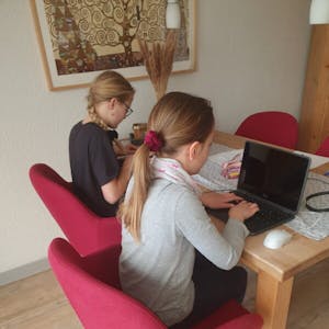 Zwei Schülerinnen lernen im Distanz-Unterricht an ihren digitalen Endgeräten. Die Ausstattung in den Kommunen im Kreis sei aber noch sehr unterschiedlich, berichtet die Lehrergewerkschaft VBE.