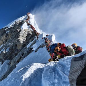 Schlange am Mount Everest