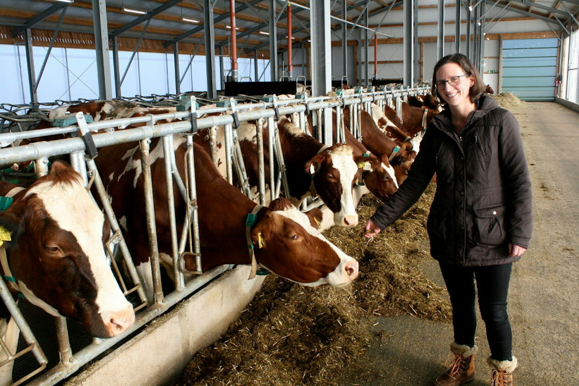 Was macht die Kuh? Verena van Kann wird das künftig den Kindern der neuen Kita auf ihrem Bauernhof erklären.