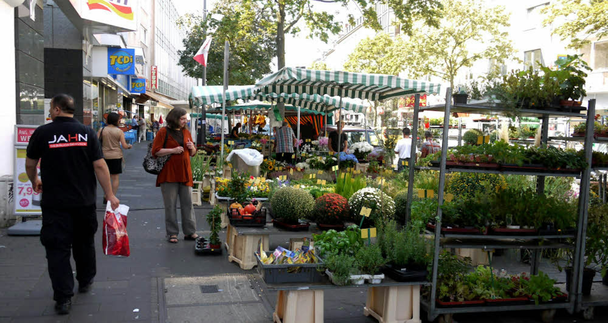 Wohl noch länger werden die Marktstände samstags an der Kalker Hauptstraße aufgebaut.
