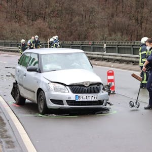 Offenbar auf der falschen Fahrspur unterwegs war ein 84-Jähriger aus Gummersbach. Sein Wagen prallte frontal in das Auto eines Nümbrechters. Beide Insassen wurden schwer verletzt.