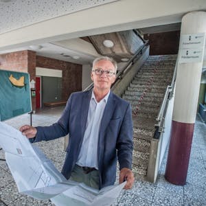 Wolfgang Kalski mit den Umbauplänen in der Grundschule Büscherhof. 