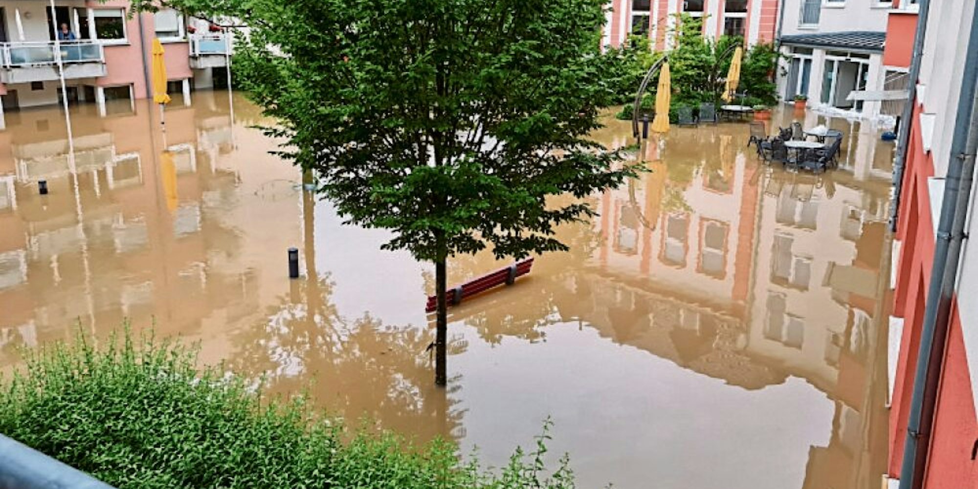 Die Überflutung des Innenhofes vom Wöllner-Stift in Rösrath-Hoffnungsthal nach dem Starkregen am 15.Juli.