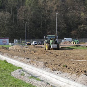 Seit Montag wird auf dem Sportplatz in Loope gearbeitet. Im Frühjahr 2022 soll dort wieder der Ball rollen.