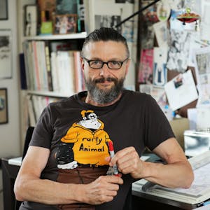 Comic-Zeichner in seinem Atelier