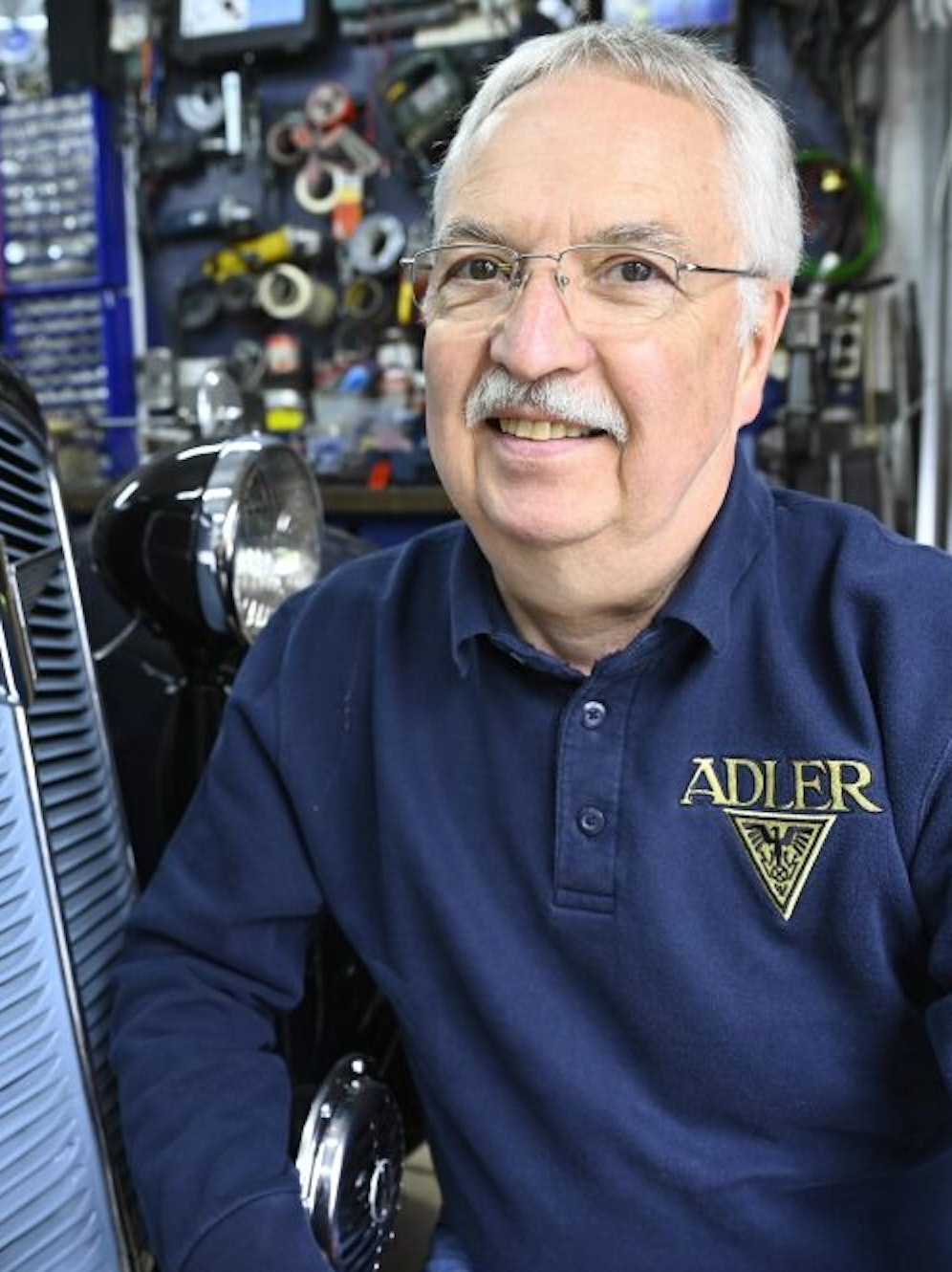 Manfred Schleißing wartet als ausgewiesener Adler-Experte auch Autos anderer Vereinsmitglieder.
