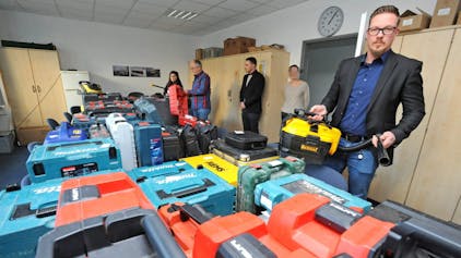 Die gestohlenen Profi-Werkzeuge präsentierte Behördensprecher Carsten Rust im Kölner Polizei-Präsidium.