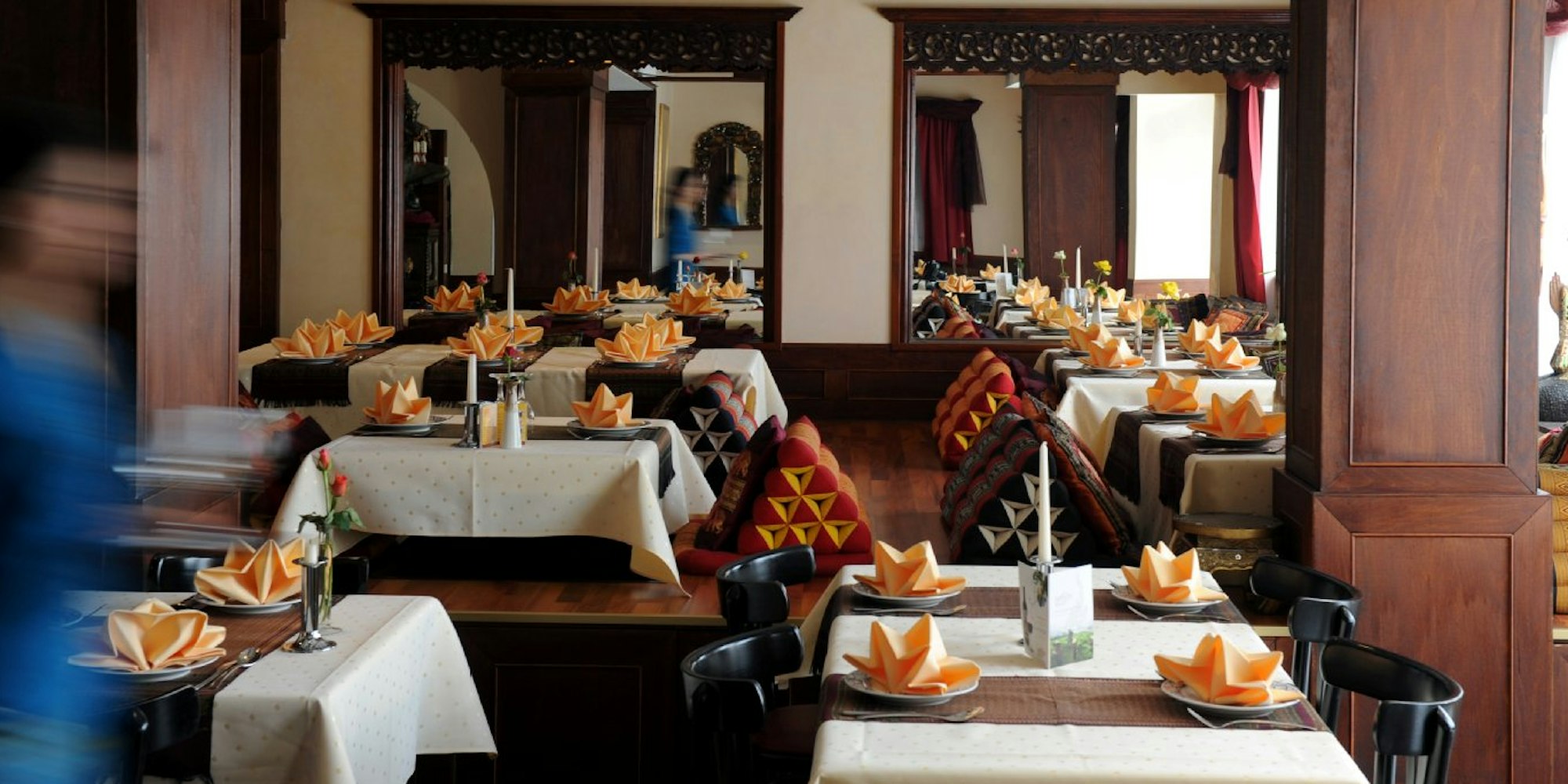 Im Lannathai gibt es sowohl eingedeckte Tische mit Stühlen als auch Sitzmatten an niedrigen Tischen. Bild: Stefan Worring