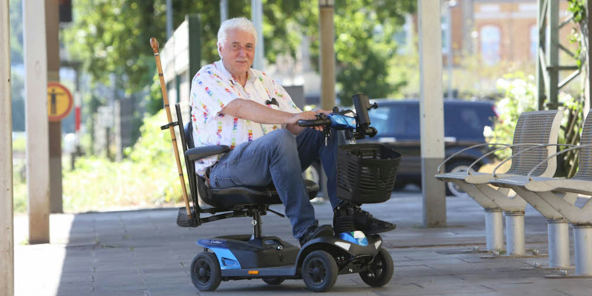 Mit dem E-Scooter kann Heinz Wolter problemlos auch längere Strecken überwinden.