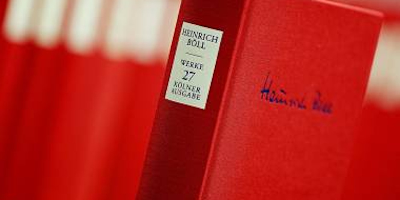 Ganz in Rot: Heinrich Bölls Werke liegen in 27 Bänden vor. (Bild: dpa)