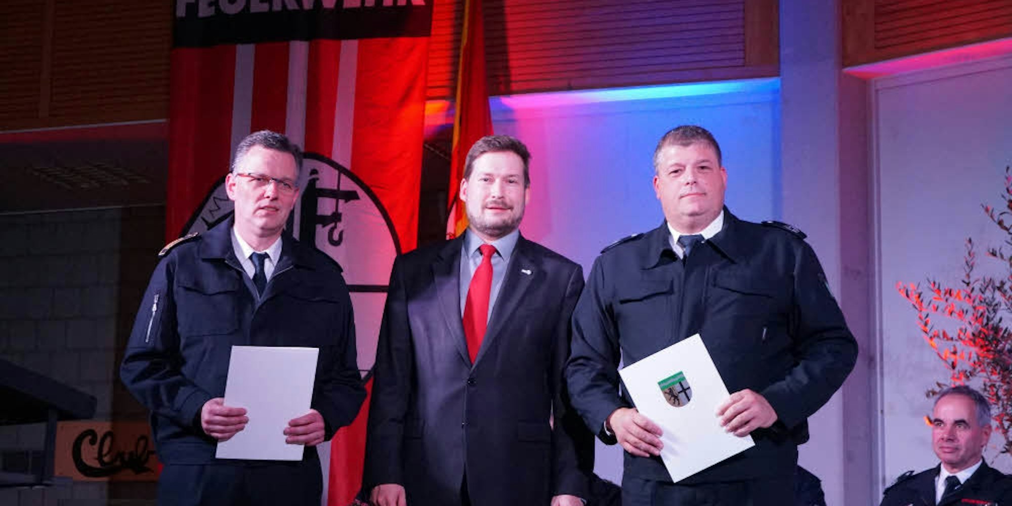 Martin Garwisch (Mitte), Kreiskämmerer und Ordnungsdezernent, bestellte Peter Fenkl (l.) und Alexander Kern zum Einsatzleiter Großschadenabwehr.