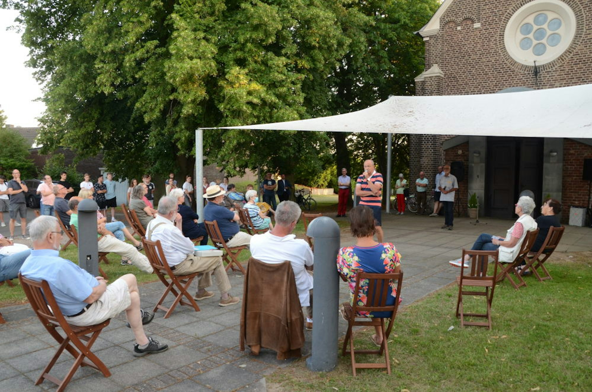 Etwa 80 Teilnehmer hatten sich vor der Kapelle in Kriegsdorf eingefunden, um über die Zukunft des Pfarrheims zu diskutieren.