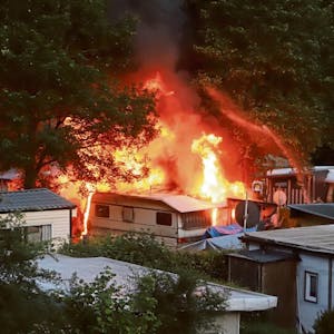 Lichterloh brannte der Wohnwagen des 38-Jährigen aus Leverkusen auf dem Schleidener Campingplatz.