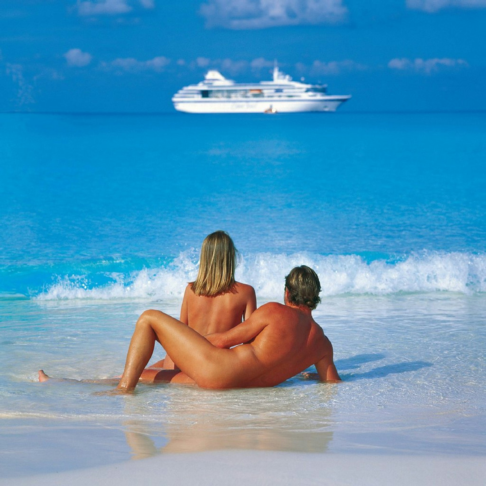 Hüllenlos durch die Karibik schippern: Mit dem „Big Nude Boat“ geht es zu den Bahamas, St. Barths, Guadeloupe und St. Martin.
