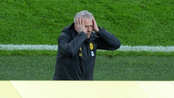 Lucien Favre wird nicht neuer Trainer von Borussia Mönchengladbach. Dieses Spiel stammt aus dem Spiel Borussia Dortmund gegen den 1. FC Köln am 28. November 2020. Favre greift sich mit beiden Händen an den Kopf und blickt ungläubig drein.