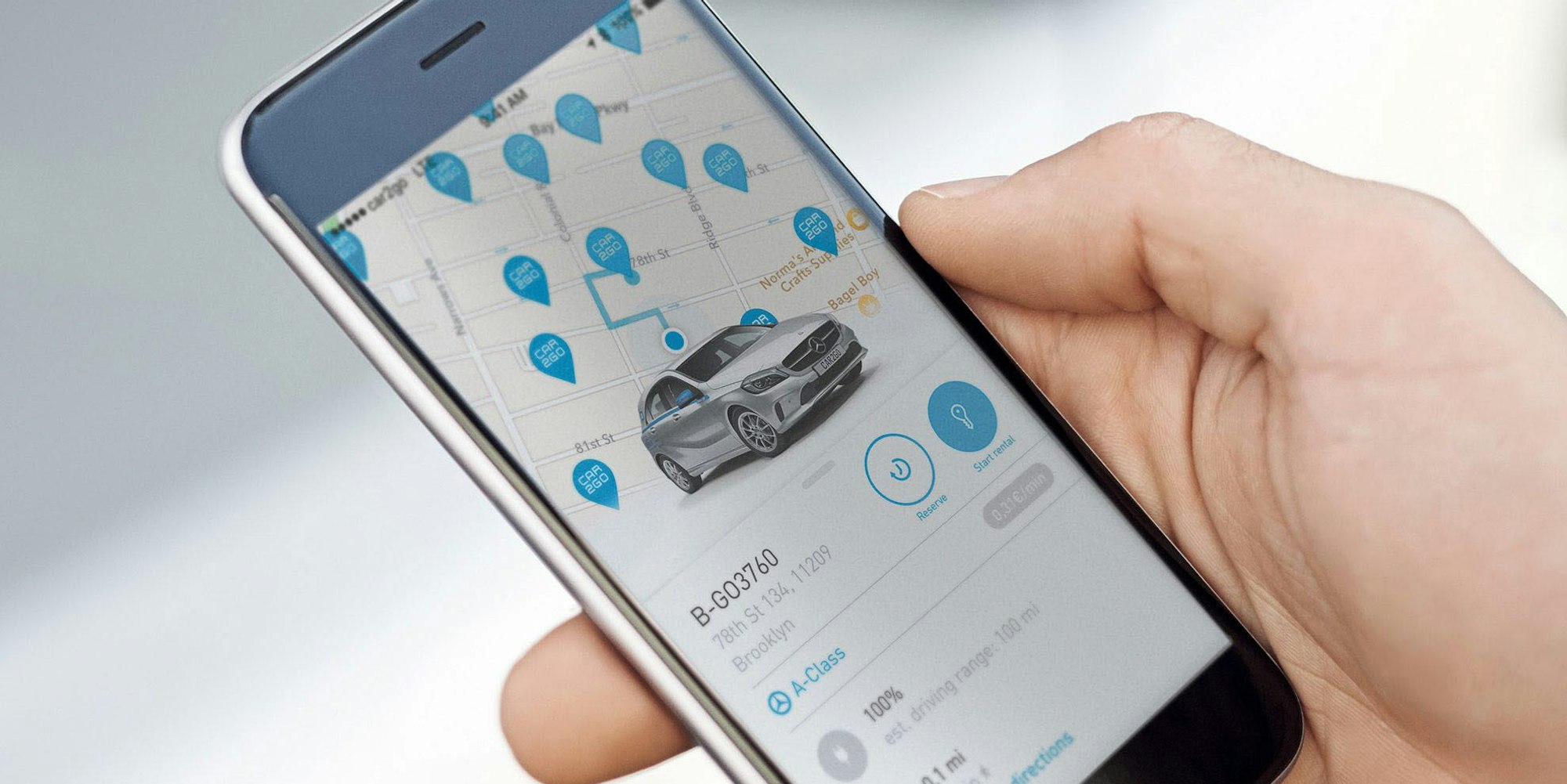 Das Handy zeigt dem Car-Sharing-Nutzer an, wo in der Nähe Wagen des bevorzugten Dienstes stehen.