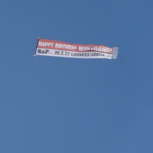 Das Flugzeug drehte mit dem Banner eine Ehrenrunde am Kölner Dom.