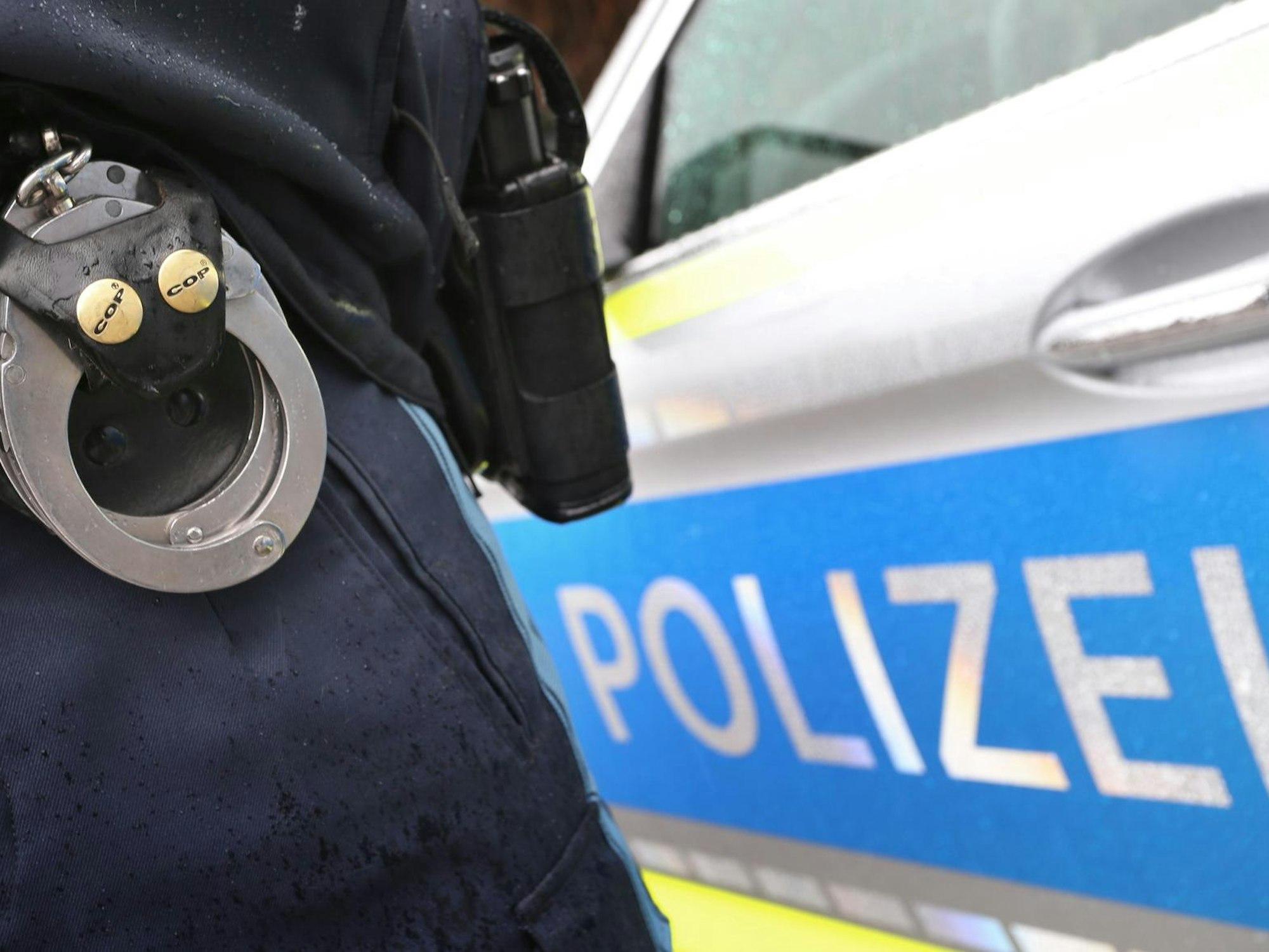 Ein dringend Tatverdächtiger wurde in seiner Wohnung in Rodenkirchen festgenommen. Das Symbolbild zeigt einen Polizisten.