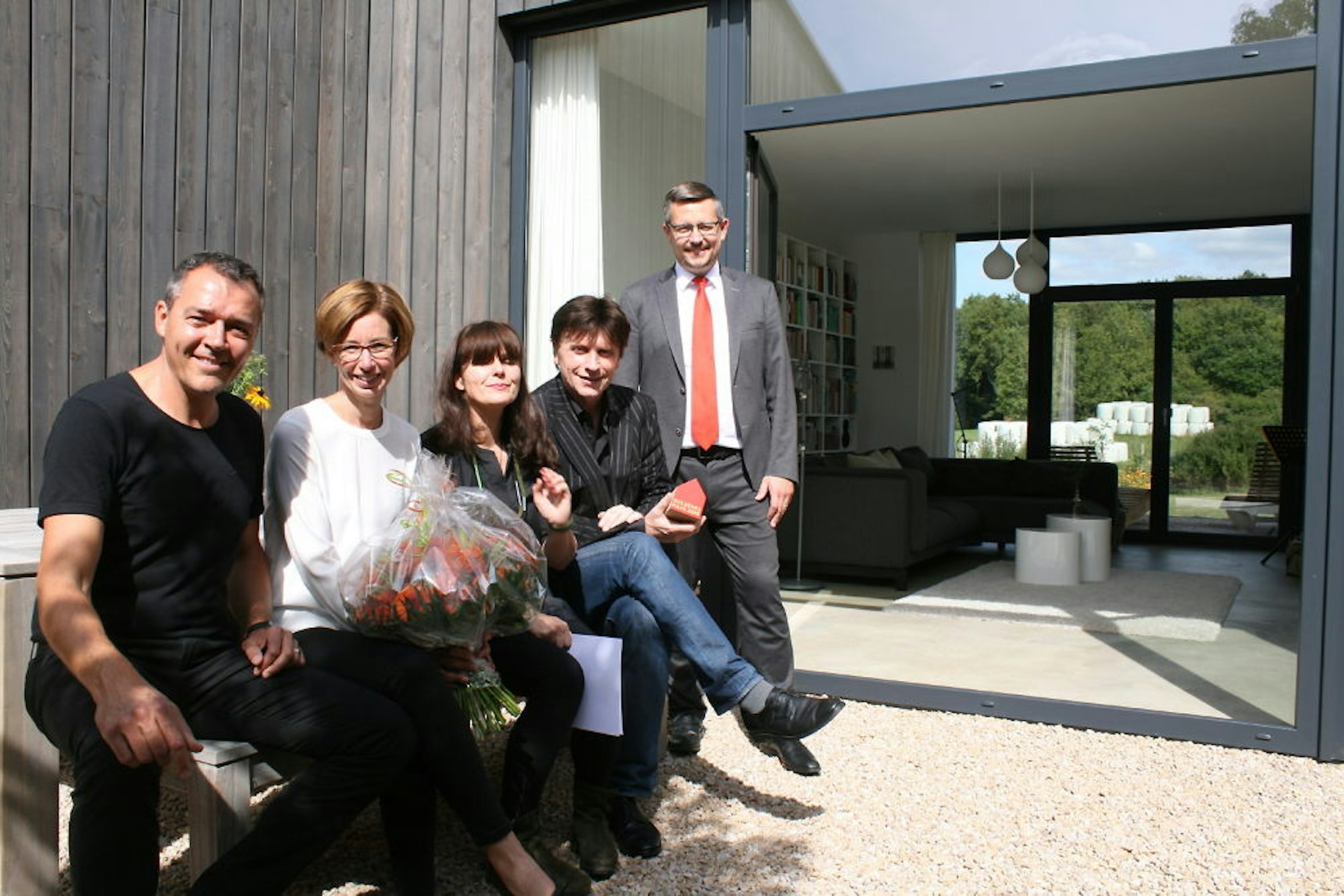 Jürgen und Viktoria Gottschling (v. l.), Andrea Denzer und Georg Poensgen sowie Markus Wagner, Gebietsleiter der LBS Euskirchen-Rheinbach.