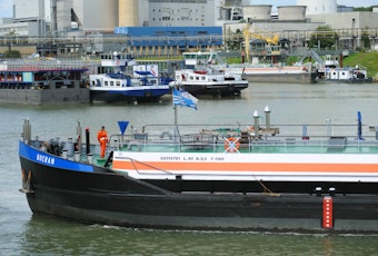 Ein Gas-Transportschiff im Hafen Niehl II