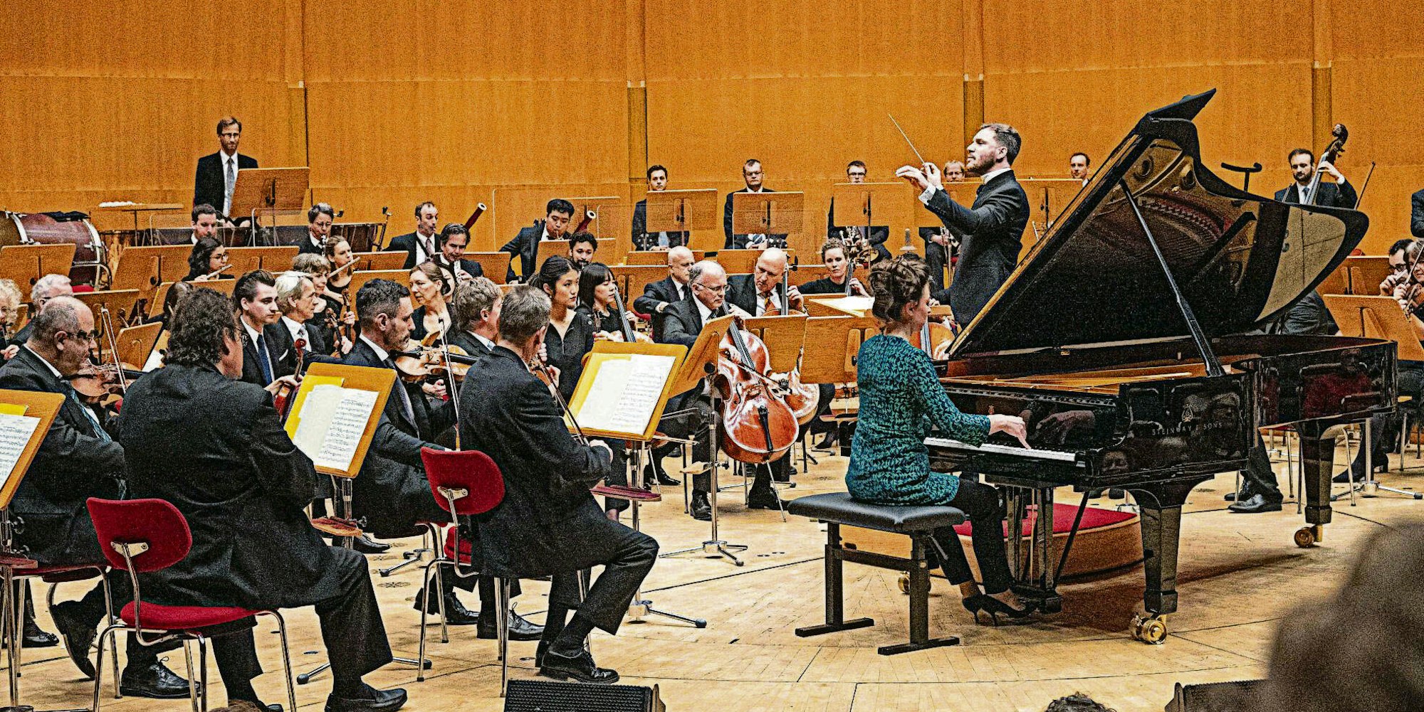 Pianistin Yulianna Avdeeva und Dirigent Stanislav Kochanovsky mit dem Gürzenich-Orchester