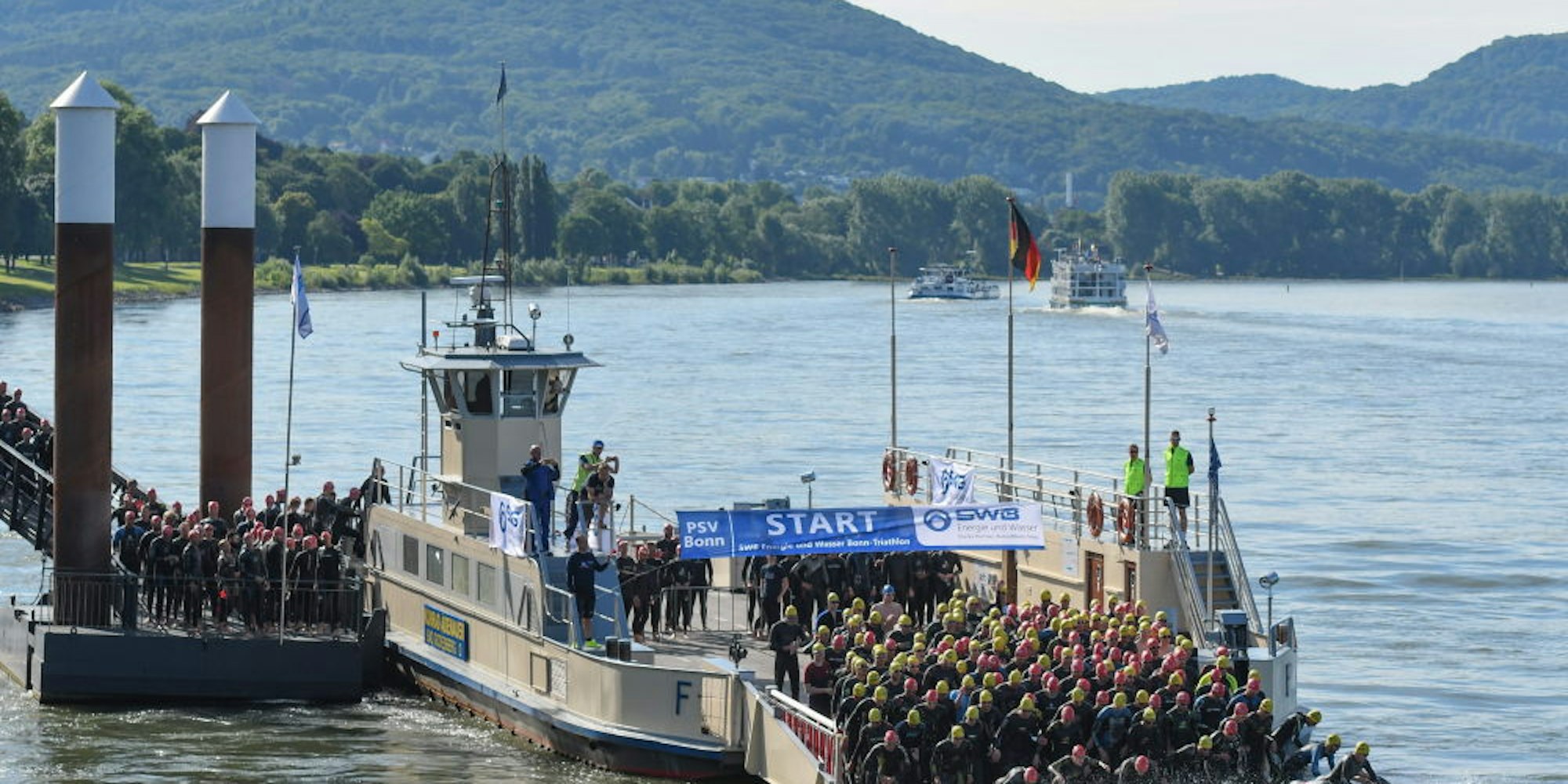 Der Start von einer Autofähre zum Rheinschwimmen war immer die große Attraktion für die Triathleten.