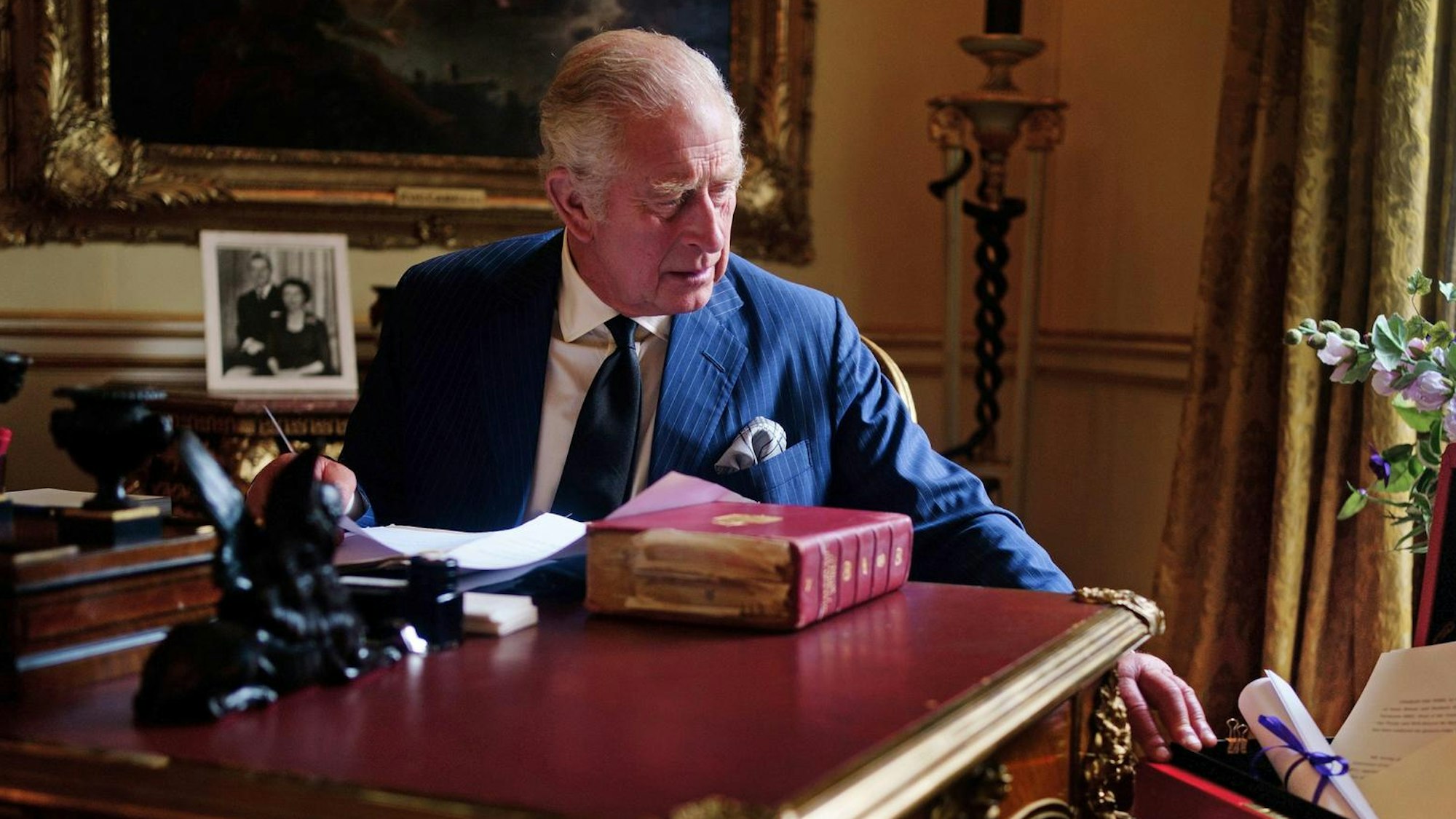 König Charles an seinem Schreibtisch